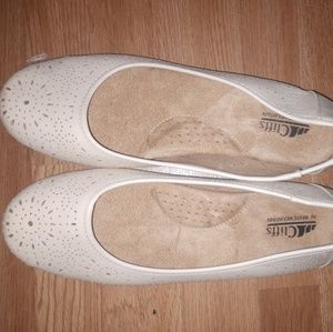 simple nude flats